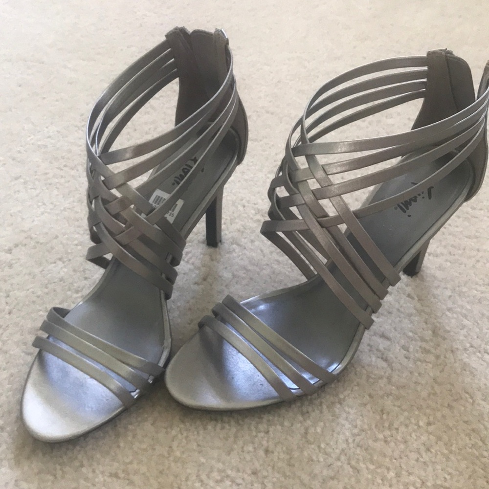 Silver heels - Picture 2 of 5